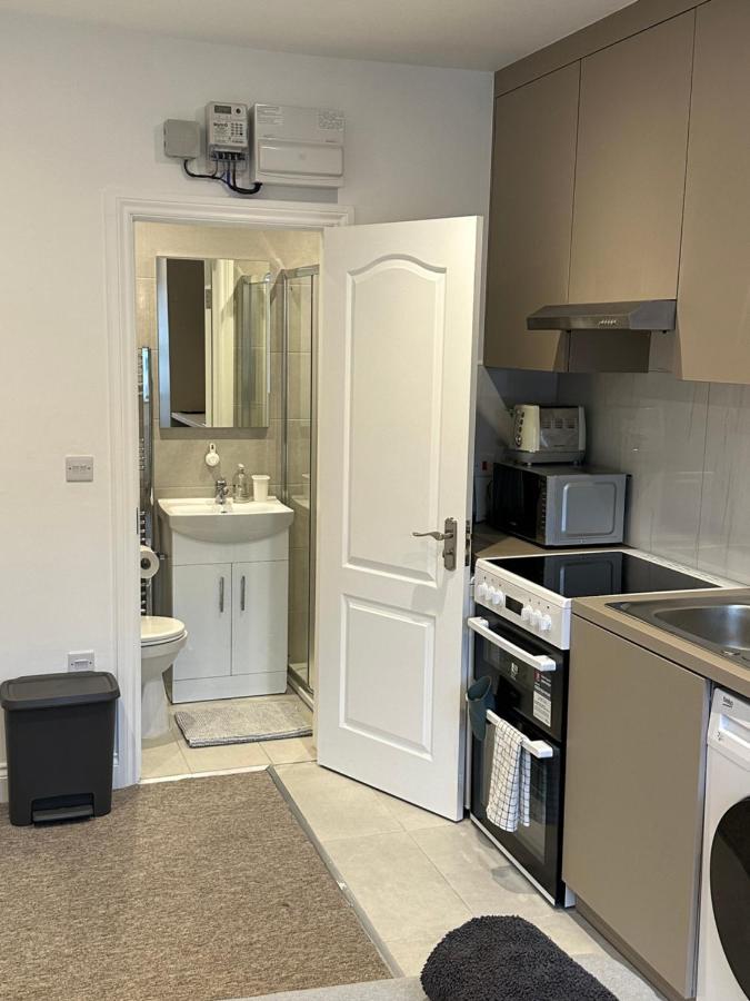 Bright Modern, 1 Bed Flat, 15 Mins Away From Central London Hendon Bagian luar foto